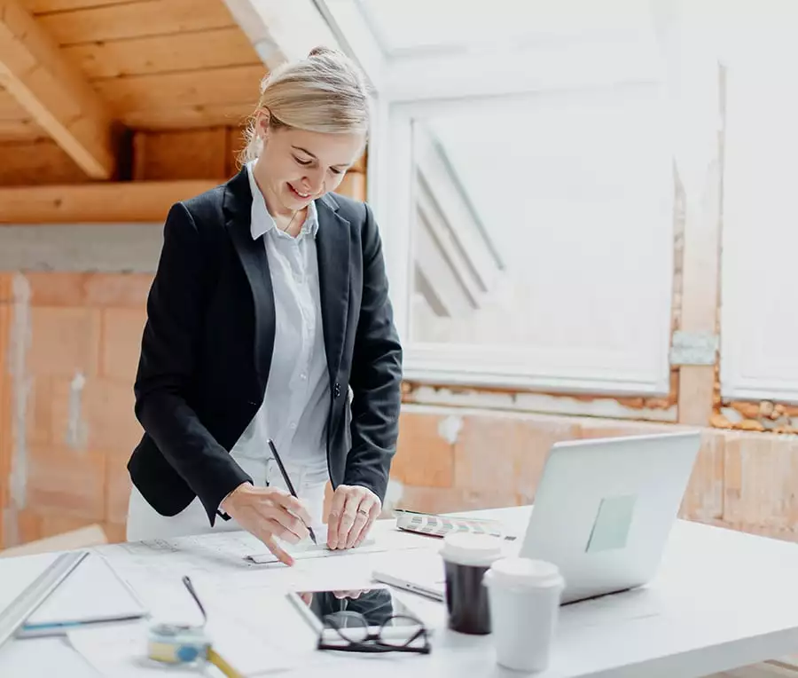 Architektin am Schreibtisch