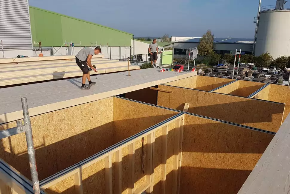 Industriegebäude mit Holzmassivbauweise